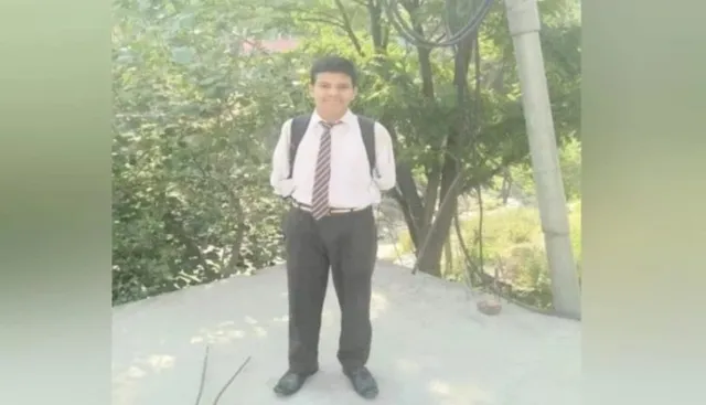 ଅନ୍ୟ ପାଇଁ ଉଦାହରଣ ସାଜିଲେ ରଜତ । ହାତ ନଥିଲେ ମଧ୍ୟ ମୁହଁରେ କଲମ ଧରି ନିଟ୍ ପରୀକ୍ଷାରେ ହେଲେ ଉତ୍ତୀର୍ଣ୍ଣ, ଡାକ୍ତର ହୋଇ ଲୋକଙ୍କ ଚିକିତ୍ସା କରିବାକୁ ଲକ୍ଷ୍ୟ ।