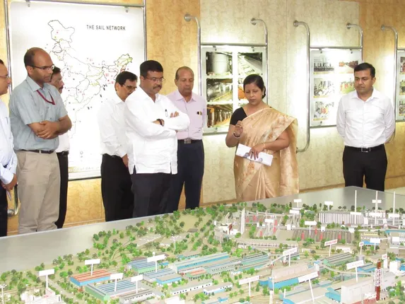 ଲୁହାପଥରରୁ କିଭଳି ପ୍ରସ୍ତୁତ ହୁଏ ଇସ୍ପାତ ? ଷ୍ଟିଲ୍ ପ୍ଲାଣ୍ଟ ବୁଲିଲେ, ଭିଡ଼ିଓ କଲେ କେନ୍ଦ୍ରମନ୍ତ୍ରୀ ଧର୍ମେନ୍ଦ୍ର ପ୍ରଧାନ