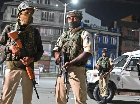 ଅଶାନ୍ତ ପାଲଟିଛି କାଶ୍ମୀର ! ଫଟୋରେ ଫଟୋରେ ଦେଖନ୍ତୁ କାଶ୍ମୀରର ଅବସ୍ଥା