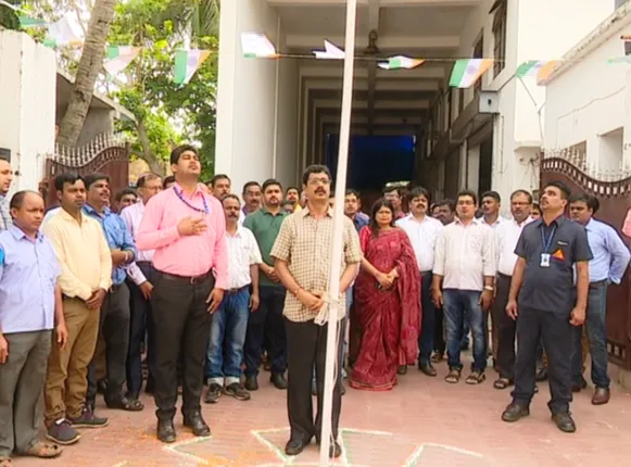 ଆମ ଓଡିଶା ଓ ସମ୍ବାଦ ଭବନରେ ଉଡିଲା ତ୍ରିରଙ୍ଗା । ଦେଶର ହିତ ପାଇଁ ନିଜକୁ ଉତ୍ସର୍ଗ କରିବାକୁ ଦିଆଗଲା ଆହ୍ୱାନ