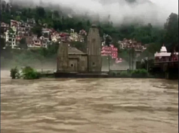 ଡେରାଡୁନରେ ବାଦଲ ଫଟା ବର୍ଷା ପରେ ପ୍ରଳୟଙ୍କରୀ ବନ୍ୟା । ଉଦ୍ଧାର କାମରେ ଏନଡିଆରଏଫ୍ ଓ ସେନା ମୁତୟନ