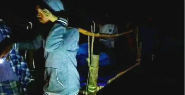 ନବରଙ୍ଗପୁରରେ ଖଟିଆ ଆମ୍ବୁଲାନ୍ସ  : ଟାୟାର ଜାଳି ଅନ୍ଧାର ରାତିରେ ୨କିଲୋମିଟର ପ୍ରସୂତୀକୁ ବୋହିନେଲେ ସଂପର୍କୀୟ, କାଦୁଅ ରାସ୍ତା ଯୋଗୁଁ ଗାଁକୁ ଆସିପାରିଲାନି ଆମ୍ବୁଲାନ୍ସ