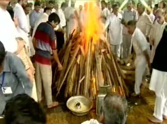 ପଞ୍ଚଭୂତରେ ଲୀନ ହେଲେ ଅରୁଣ । ମୁଖାଗ୍ନି ଦେଲେ ପୁଅ ରୋହନ,  ନିଗମବୋଧ ଘାଟରେ ଶେଷକୃତ୍ୟ ସମ୍ପନ୍ନ