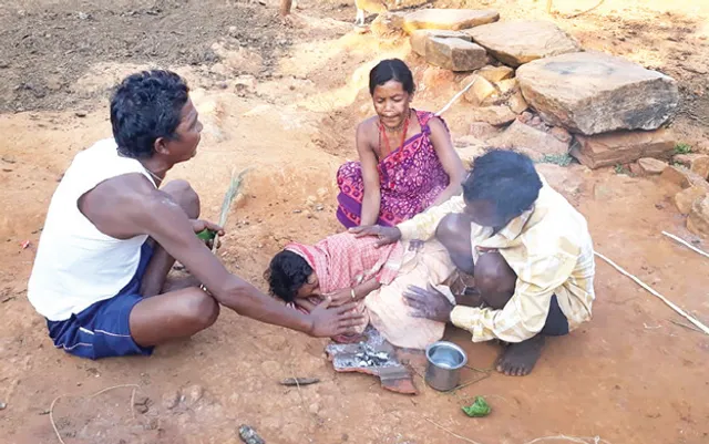 ଅନ୍ଧବିଶ୍ବାସ ଅକ୍ତିଆରରେ ବିଚ୍ଛିନ୍ନାଞ୍ଚଳ: କେଉଁଠି ରୋଗ ଭଲ କରିବାକୁ ଚାଲିଛି କାମୁଡା ଚିକିତ୍ସା ତ ପୁଣି କେଉଁଠି ଶିଶୁ ଡାକ୍ତର ପାଲଟିଛି ଗୁଣିଆ