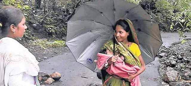 ମାଆ ତ ମାଆ ହୋଇଥାଏ...ରୋଗୀଣା ପୁଅର ଚିକିତ୍ସା ଲାଗି ୧୦ କିମି ଚାଲି ଚାଲି ଆସି ପହଞ୍ଚିଲା ମେଡିକାଲରେ; ତଥାପି ମୁହଁରେ ରହିଥିଲା ହସ