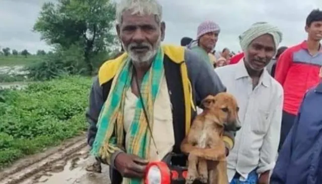 ହଠାତ ମାଡିଆସିଲା ବନ୍ୟାଜଳ ! ବିପଦରେ ଥାଇ ମଧ୍ୟ ନିଜ ପୋଷା କୁକୁରର ହାତ ଛାଡିଲେନି ବୃଦ୍ଧ ।