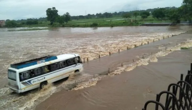 କମୁଛି ବନ୍ୟାପାଣି, ସୁଧୁରୁଛି ସ୍ଥିତି ! ବିଭିନ୍ନ ସ୍ଥାନରେ ଏବେବି ଉଦ୍ଧାରକାର୍ଯ୍ୟ ରହିଛି ଜାରି