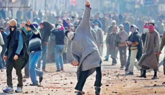 ପୁଣି ଅନନ୍ତନାଗରେ ଢେଲାମାଡ ! ଢେଲାମାଡରେ ଚାଲିଗଲା ଟ୍ରକ୍ ଡ୍ରାଇଭରଙ୍କ ଜୀବନ