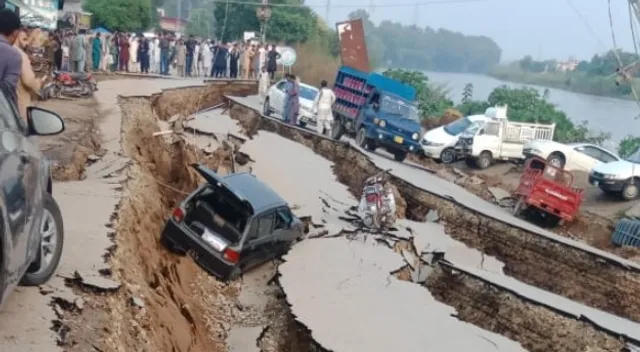 ଭୟଙ୍କର ଭୂମିକମ୍ପରେ ଥରିଲା ପିଓକେ । ଦୁଇ ଫାଳ ହୋଇଗଲା ରାସ୍ତା, ମାଟି ଆଁରେ ପଶିଗଲା ଗାଡି ।