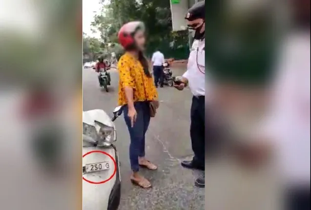 ନିୟମ ତ ଭାଙ୍ଗିଲେ , ଧମକ ବି ଦେଲେ ! ଟ୍ରାଫିକ୍ ନିୟମ ଭାଙ୍ଗିବାରୁ ଯୁବତୀଙ୍କ ଚାଲାଣ କାଟିଲେ ଟ୍ରାଫିକ୍ ପୋଲିସ୍ , ଜରିମାନା ଲଗାଇଲେ ଫାଶୀ ଦେବାକୁ ଧମକ ଦେଲେ ଯୁବତୀ