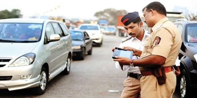 ଆପଣା ସୁନା ତ ଭେଣ୍ଡି କହିବ କାହାକୁ ! ଦିଲ୍ଲୀ ପୋଲିସ୍ କନେଷ୍ଟବଳଙ୍କ କଟିଲା ଚାଲାଣ୍ , ବିନା କାଗଜପତ୍ରରେ ଚଲାଉଥିଲେ ଗାଡ଼ି ।