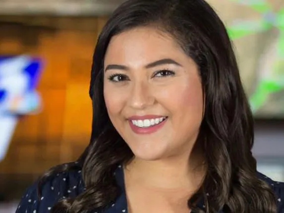 ଲାଇଭ୍ ଟେଲିକାଷ୍ଟ୍ ସମୟରେ ମହିଳା ସମ୍ବାଦଦାତାଙ୍କୁ ଅସଦାଚରଣ ! ରିପୋର୍ଟରଙ୍କୁ ଚୁମ୍ବନ ଦେବାକୁ ଚେଷ୍ଟା କଲେ ବ୍ୟକ୍ତି , ଭିଡିଓ ହେଲା ଭାଇରାଲ୍