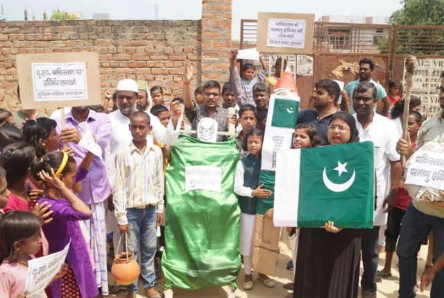 ବାରଣାସୀରେ ପାକିସ୍ତାନ ବିରୋଧରେ ଗର୍ଜିଲେ ମୁସଲିମ୍ ସଂପ୍ରଦାୟ : ପାକିସ୍ତାନ ମୁର୍ଦ୍ଦାବାଦ ନାରାରେ କମ୍ପିଲା ଶୋଭାଯାତ୍ରା