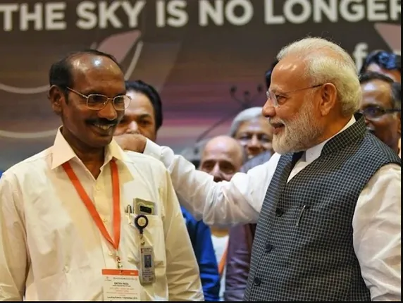 ବାଙ୍ଗାଲୋର ସ୍ଥିତ ଇସ୍ରୋ ସେଣ୍ଟରରୁ ବୈଜ୍ଞାନିକଙ୍କୁ ସମ୍ବୋଧିତ କଲେ ପ୍ରଧାନମନ୍ତ୍ରୀ ମୋଦି ! କହିଲେ , ଇସ୍ରୋ ସହ ମୁଁ ଏବଂ ସମ୍ପୁର୍ଣ୍ଣ ଦେଶବାସୀ ରହିଛନ୍ତି ।