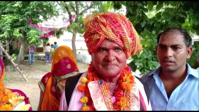 ସହଧର୍ମିଣୀଙ୍କ ସ୍ୱପ୍ନକୁ ସାକାର କରିବା ପାଇଁ ଅବସରପ୍ରାପ୍ତ ଅଧ୍ୟାପକଙ୍କ ନିଆରା ଯାତ୍ରା ! ସ୍କୁଲରୁ ବିଦାୟ ନେଇ ପତ୍ନୀ ଏବଂ ନାତିଙ୍କ ସହ ହେଲିକ୍ୟାପ୍ଟରରେ ବସି ପହଁଚିଲେ ଗାଁ ।