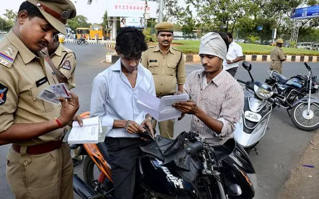 ନିୟମ ଭାଙ୍ଗିଲେ ବି ଗାଡିରୁ ଚାବି କାଢି ନେଇପାରିବେନି ଟ୍ରାଫିକ ଅଧିକାରୀ! ବିନା ବର୍ଦ୍ଦିରେ କାଟିପାରିବେନି ଚାଲାଣ, ଜାଣନ୍ତୁ ଗାଡି ଚାଳକଙ୍କର କଣ ରହିଛି ଅଧିକାର ।