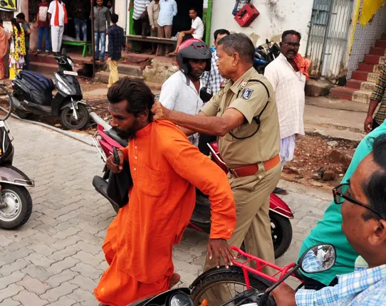 ପୋଲିସଠାରୁ ଧକ୍କା ଖାଇବା ପରେ ସାଧୁଙ୍କ ନାମରେ ଥାନାରେ ଏତଲା । ଘଟଣାର ତଦନ୍ତ କରିବେ ପୁରୀ ଅତିରିକ୍ତ ଏସପି, ଧକ୍କା ଦେଇଥିବା ବାବୁଙ୍କ ବିରୋଧରେ ହେବ କି କାର୍ଯ୍ୟାନୁଷ୍ଠାନ?