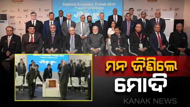 ସରଳତାର ଉଦାହରଣ ଦେଲେ ପ୍ରଧାନମନ୍ତ୍ରୀ ! ଫଟୋ ଉତ୍ତୋଳନ ସମୟରେ ବସିବା ପାଇଁ ସୋଫାର ହୋଇଥିଲା ଆୟୋଜନ କିନ୍ତୁ ସାମାନ୍ୟ ଚଉକିରେ ବସି ମନ ଜିଣିନେଲେ ମୋଦି ।