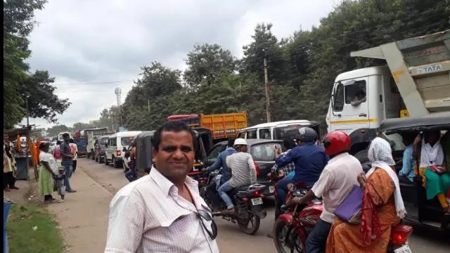 ପୁଣି ଥରେ ଭାଂଗିଗଲା ବ୍ରାହ୍ଣଣୀ ନଦୀ ସେତୁର ସ୍ଲାବ୍ ! ରାସ୍ତା ଉପରେ ଛିଡା ହୋଇରହିଲା ଗାଡି ମଟର, ଟ୍ରାଫିକ ନିୟନ୍ତ୍ରଣ ପାଇଁ ୧ ପ୍ଲାଟୁନ ପୋଲିସ ଫୋର୍ସ ମୁତୟନ