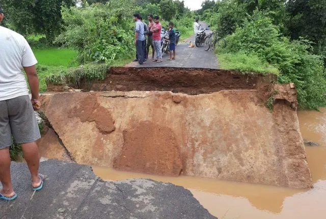 ପ୍ରବଳ ବର୍ଷା ଯୋଗୁଁ ସମ୍ବଲପୁର ସହର ସମେତ ଗ୍ରାମାଞ୍ଚଳରେ ବ୍ୟାପକ କ୍ଷୟକ୍ଷତି : ଭାଙ୍ଗିଲା ଶହ ଶହ ଘର, ବହୁ ଅଞ୍ଚଳକୁ ଯୋଗାଯୋଗ ବିଚ୍ଛିନ୍ନ