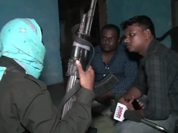 ଗୁରୁପ୍ରୀୟା ସେତୁ ନିର୍ମାଣ ପରେ ପ୍ରଥମ ଥର ଲାଲ ଗଡରେ ପହଁଚିଲା କନକ ନ୍ୟୁଜ । ପ୍ରତିକ୍ରିୟା ରଖିଲେ ଟପ ମାଓ ନେତା ଉଦୟ ଓରଫ ସୁଧୀର