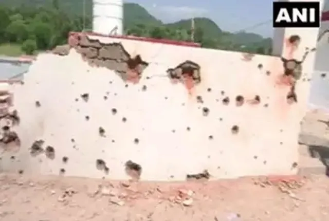 ସୀମାନ୍ତ ଗ୍ରାମକୁ ଟାର୍ଗେଟ କରୁଛି ପାକିସ୍ତାନ : ପାକ୍ ସେନାର ଗୁଳିମାଡ଼ରେ ଅନେକ ଘର ସଂପୂର୍ଣ୍ଣ ଧ୍ବଂସ, କଡ଼ା ଜବାବ ଦେଲା ଭାରତୀୟ ସେନା