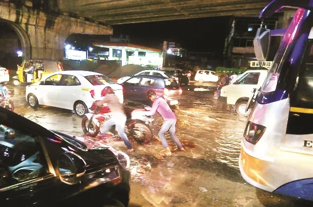 ରାଜଧାନୀରେ ରାସ୍ତାସାରା ଖାଲ ! ରାସ୍ତା ପାଲଟିଛି ମରଣଯନ୍ତା, ବଢିବାରେ ଲାଗିଛି ଦୁର୍ଘଟଣା