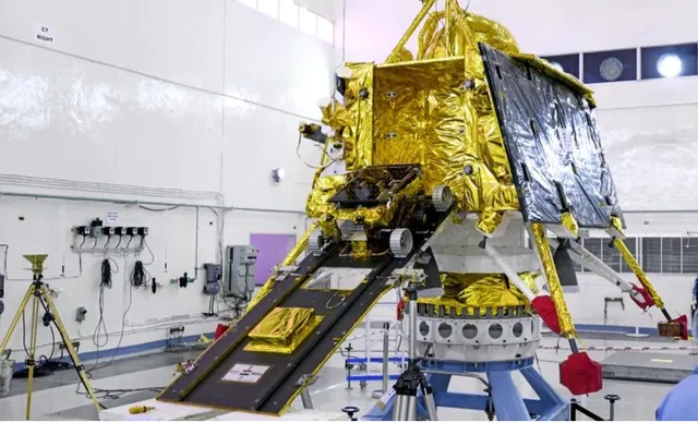 ଲ୍ୟାଣ୍ଡର ବିକ୍ରମକୁ ନେଇ ଆଜି ଆସିପାରେ ବଡ ଖବର । ବିକ୍ରମ ଉପରେ ଦେଇ ଉଡିବ ନାସାର ଲୁନାର ଅର୍ବିଟର, ଫଟୋ ସହ ଗୁରୁତ୍ୱପୂର୍ଣ୍ଣ ତଥ୍ୟ ମିଳିବା ସମ୍ଭାବନା