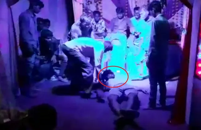 ଏମିତି ବି ଆସେ ମୃତ୍ୟୁ ! ନାଗିନ୍ ଡ୍ୟାନ୍ସରେ ନାଚିଲେ , ଗାଇଲେ ଆଉ ଚିରଦିନ ପାଇଁ ଆଖି ବୁଜିଲେ ଯୁବକ , ଦେଖନ୍ତୁ ଭିଡିଓ