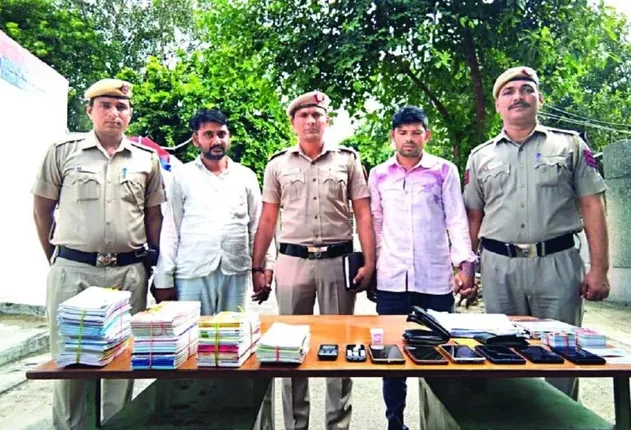 ବ୍ୟାଙ୍କ ଆକାଉଣ୍ଟ୍ କୁ ଆଧାର ସହ ଲିଙ୍କ୍ କରିବାକୁ ନେଇ ଆସୁଥିଲା ଫୋନ୍ କଲ୍ , ଡିଟେଲ୍ସ ଜାଣିିବା ପରେ ଖାତାରୁ ଉଡୁଥିଲା ଲକ୍ଷ ଲକ୍ଷ ଟଙ୍କା ! ୧୦୦୦ ରୁ ଅଧିକ ଲୋକଙ୍କ ଖାତାରୁ ଯାଇଛି ୧୦ କୋଟି ଟଙ୍କା ।