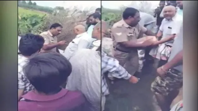 ମଦ ପାଇଁ ପୋଲିସ୍ ସଙ୍ଗେ ଲଢିଗଲେ ଗାଁ ଲୋକେ ! ଲୋକଙ୍କ ସୁବିଧା ପାଇଁ ଅବୈଧ ମଦକୁ ଜବତ କଲା ପୋଲିସ୍ , ପୋଲିସ୍ କୁ ନାଲି ଆଖି ଦେଖାଇ ମଦ ଲୁଟିନେଲେ ଗାଁ ଲୋକେ । 