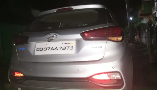 ନୂଆ ଟ୍ରାଫିକ ନିୟମର କୋକୁଆ ଭୟ ! ପୋଲିସର ଗାଡି ଚେକିଂ ଦେଖି ପଛକୁ ଫେରିଲେ ଚାଳକ, ଗଳିରେ ଗାଡି ଛାଡିଦେଇ ହୋଇଗଲେ ଫେରାର ।