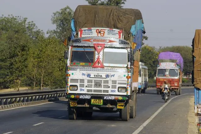 ଟ୍ରକ୍ ମାଲିକଙ୍କୁ ଲାଗିଲା ଟ୍ରାଫିକ୍ ଚାବୁକ୍ । ଆଇନ ଉଲଙ୍ଘନ କଲେ, ଗଣିଲେ ୧ଲକ୍ଷ ୪୧ ହଜାର ୭ଶହ ଟଙ୍କା