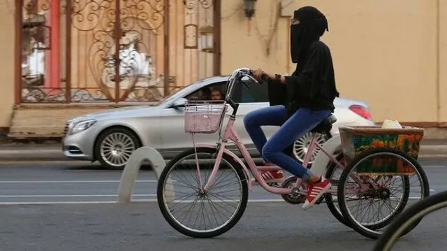 ଛୋଟ ଟାଇଟ୍ ଡ୍ରେସ୍ ପିନ୍ଧିଲେ ଏବଂ ସାର୍ବଜନୀନ ସ୍ଥାନରେ ଅଶାଳୀନ ଆଚରଣ କଲେ ଲାଗିବ ମୋଟାଅଙ୍କର ଜରିମାନା ! ନାଗରିକଙ୍କ ସହ ପର୍ଯ୍ୟଟକଙ୍କ ପାଇଁ ମଧ୍ୟ ଲାଗୁ ହେଲା କଡ଼ା ନିୟମ