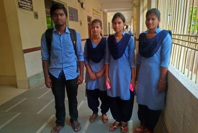 ରାସ୍ତା ମରାମତି ପାଇଁ  ୩୦ କିମି ଚାଲିଲେ ୪ ଛାତ୍ରଛାତ୍ରୀ : ଜିଲ୍ଲାପାଳଙ୍କୁ ଭେଟି ଗୁହାରୀ ଶୁଣାଇଲେ