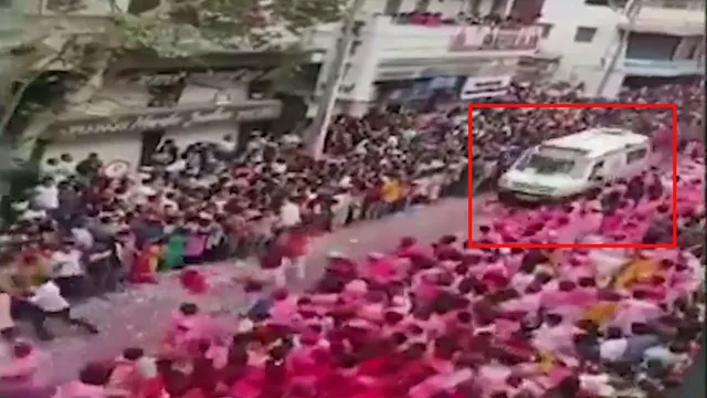 ଲକ୍ଷ ଲକ୍ଷ ଲୋକଙ୍କ ଗହଳି ଭିତରେ ଗୋଟିଏ ପଟେ ମେଲାଣି ନେଉଥିଲେ ଶ୍ରୀ ଗଣେଷ ଆଉ ଗୋଟିଏ ପଟେ ଫସି ରହିଥିଲା ଆମ୍ବୁଲାନ୍ସ ! ଆମ୍ବୁଲାନ୍ସକୁ ରାସ୍ତା ଦେବା ପାଇଁ ଦୁଇଭାଗ ହୋଇଗଲେ ଲୋକେ , ଦେଖନ୍ତୁ ଭିଡିଓ