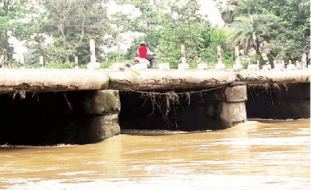 ଅସୁରକ୍ଷିତ ହୋଇପଡ଼ିଛି ପୋଟେରୁ ପୋଲ : ଯେକୌଣସି ମୂହୁର୍ତରେ ଭୁଶୁଡ଼ି ପଡ଼ିପାରେ, ବର୍ଷା ହେଲେ ଯୋଗାଯୋଗ ବିଚ୍ଛିନ୍ନ