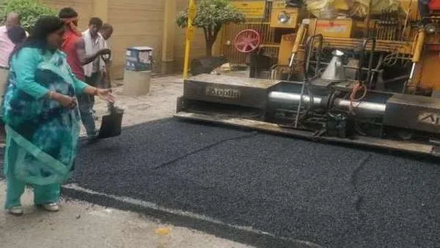 ଅଦରକାରୀ ପ୍ଲାଷ୍ଟିକରେ ହେଲା ରାସ୍ତା ନିର୍ମାଣ । ପିଚୁ ଓ କଂକ୍ରିଟ ଠାରୁ ମଧ୍ୟ କମ ଖର୍ଚ୍ଚରେ ହେଲା ରାସ୍ତା । 