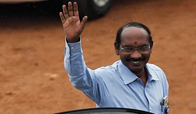 ପାଦରେ ନଥିଲା ଚପଲ , ପାଖରେ ନଥିଲା ଟଙ୍କା ! ଆମ୍ବ ବିକ୍ରି କରି ପାଠ ପଢିଥିଲେ ଇସ୍ରୋ ମୁଖିଆ, ଏବେ ଜଗତ କରୁଛି ସଲାମ୍