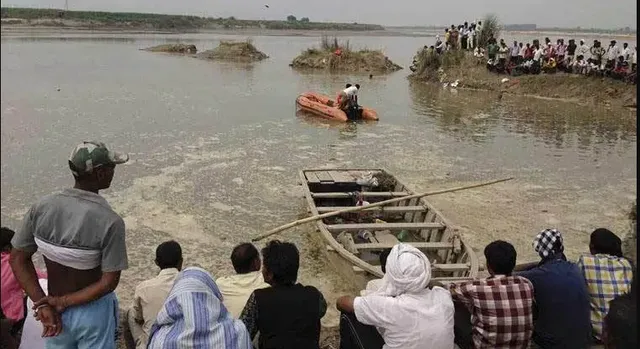 ଆନ୍ଧ୍ରପ୍ରଦେଶ ପୂର୍ବ ଗୋଦାବରୀ ଦେବୀପଟ୍ଟନମରେ ବଡ଼ଧରଣର ଅଘଟଣ । ବୁଡ଼ିଲା ପର୍ଯ୍ୟଟକ ବୋଝେଇ ମୋଟର ଲଞ୍ଚ, ୨୩ ନିଖୋଜ ।