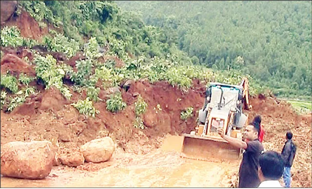 ଲଗାଣ ବର୍ଷା ଯୋଗୁଁ ଖସିଲା ମାଟି ଅତଡ଼ା : କୋରାପୁଟରୁ ବୋରିଗୁମ୍ମାକୁ ଯୋଗାଯୋଗ ବିଚ୍ଛିନ୍ନ