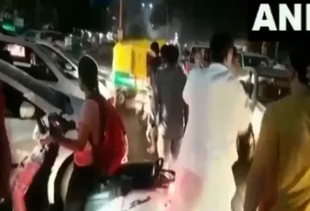 ଖେଳମନ୍ତ୍ରୀ ହେଲେ ଟ୍ରାଫିକ୍ ପୋଲିସ୍ ! କାର୍ ରୁ ଓହ୍ଲାଇ ଟ୍ରାଫିକ୍ ଜାମରେ ଫସିଥିବା ଲୋକଙ୍କୁ ଦେଖାଇଲେ ବାଟ , ସୋସିଆଲ୍ ମିଡିଆରେ ଭାଇରାଲ୍ ହେଲା ଭିଡିଓ 