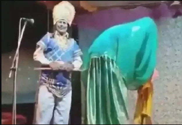 ରାମଲୀଳାରେ ଶ୍ରୀରାମଚନ୍ଦ୍ରଙ୍କ ପିତୃବିୟୋଗର ଅଭିନୟ କରୁ କରୁ ସତରେ ଚିର ନିଦ୍ରାରେ ଶୋଇଗଲେ କଳାକାର! କଳାକାରଙ୍କ ବିୟୋଗରେ କାନ୍ଦି ଉଠିଲେ ଦର୍ଶକ ମଣ୍ଡଳୀ ।