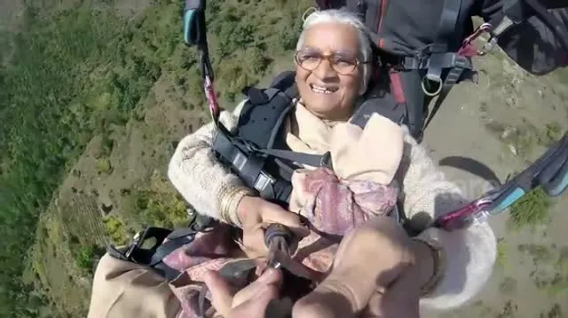 ଆକାଶରେ ଉଡିଲେ ୭୧ ବର୍ଷିୟା ବୃଦ୍ଧା । ସୋସିଆଲ ମିଡିଆରେ ଭାଇରାଲ ହେଲା ପାରାଗ୍ଲାଇଡିଂ ସମୟର ଦୃଶ୍ୟ