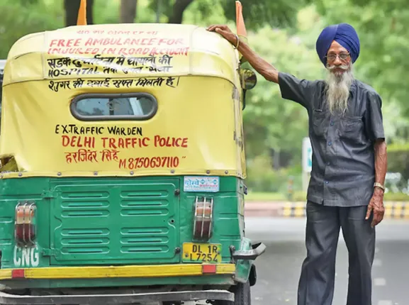 ଦିଲ୍ଲୀ ସଡ଼କରେ ବୁଲନ୍ତି ଏହି ଦେବଦୂତ ! ପେସା ଅଟୋ ଡ୍ରାଇଭର୍ ନିଶା ରୋଗୀ ସେବା , ମାଗଣା ଅଟୋ ଆମ୍ବୁଲାନ୍ସ ଜରିଆରେ ଆହତଙ୍କ ପାଇଁ ସାଜିଛନ୍ତି ଭଗବାନ । 