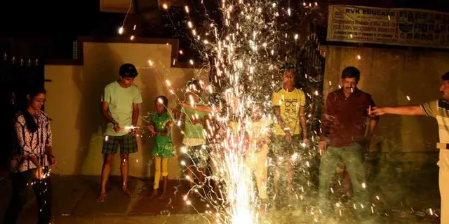 ଦୀପାବଳିରେ ବାଣଫୁଟାକୁ ନେଇ କମିଶନରେଟ ପୋଲିସର ଗାଇଡଲାଇନ୍ । ରାତି ୮ଟାରୁ ୧୦ ମଧ୍ୟରେ ଫୁଟାଇପାରିବେ ବାଣ, ଚାଇନା ବାଣ ନିଷେଧ ।