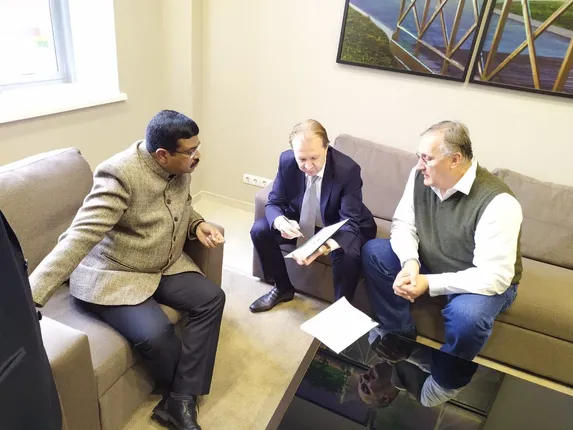 ୫ ଦିନିଆ ଗସ୍ତରେ ଋଷର ମନ୍ତ୍ରୀ ଓ ଅଧିକାରୀଙ୍କ ସହ କେନ୍ଦ୍ରମନ୍ତ୍ରୀ ଧର୍ମେନ୍ଦ୍ର ପ୍ରଧାନଙ୍କ ଆଲୋଚନା । ଋଷ ଓ ଓଡ଼ିଶା ମଧ୍ୟରେ ସିଧାସିଧା ବାଣିଜ୍ୟିକ ସମ୍ପର୍କ ପାଇଁ ହେଲା ପଥ ପରିଷ୍କାର । ଧର୍ମେନ୍ଦ୍ର କହିଲେ, ଭ୍ଲାଡିଭୋଷ୍ଟୋକ ଏବଂ ପାରାଦୀପ ସହର ଉଭୟ ଭଲ ସହଯୋଗୀ ବନ୍ଦର ହୋଇପାରିବେ