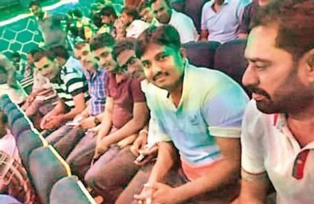 ମହଙ୍ଗା ପଡିଲା ଫାଷ୍ଟ୍ ଡ଼େ ଫାଷ୍ଟ ଶୋ’ ଦେଖିବା ! ଡ୍ୟୁଟି ସମୟରେ ସିନେମା ଦେଖିବାକୁ ଚାଲିଯାଇଥିଲେ ୭ ଜଣ ପୋଲିସ୍ କର୍ମଚାରୀ , ମିଳିଲା ଏଭଳି ଦଣ୍ଡ ।