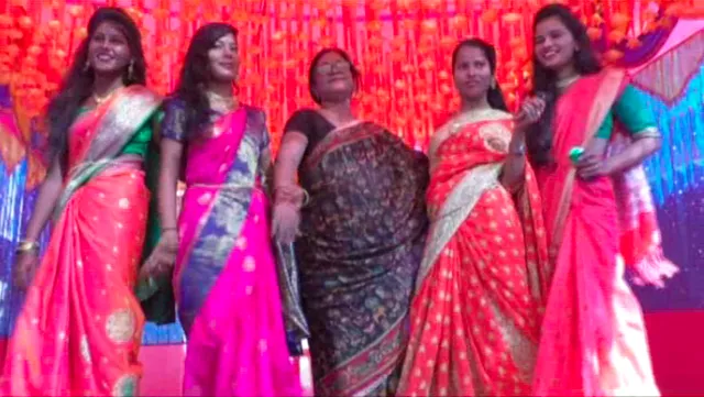 ରାମ୍ପ ସୋ’ରେ ଅଧ୍ୟାପିକା : କଲେଜ ପିଲାଙ୍କ ସହ ସାଢୀ ପିନ୍ଧି ରାମ୍ପରେ ଚାଲିଲେ ମ୍ୟାଡ଼ାମ୍,ଯୁକ୍ତ ତିନ ପ୍ରଥମ ବର୍ଷର ଛାତ୍ରୀଙ୍କୁ ସ୍ୱାଗତ କରିବା ପାଇଁ କାକଟପୁର ସ୍ଥିତ ମହିଳା କଲେଜରେ ଆୟୋଜିତ ହୋଇଥିଲା କାର୍ଯ୍ୟକ୍ରମ