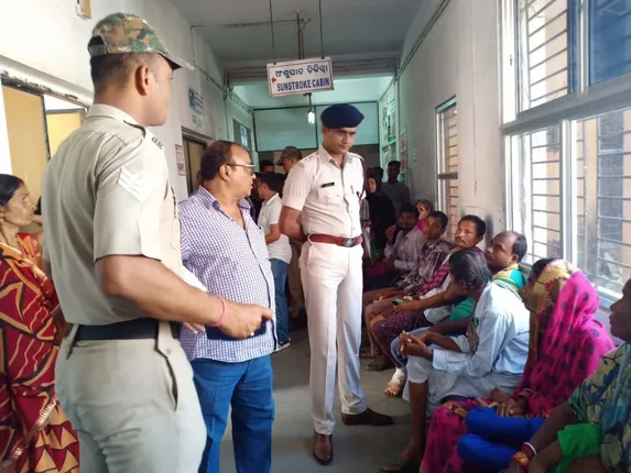 ରାଜ୍ୟରେ ୫ଟି ପ୍ରଭାବ । ଯାଜପୁର ମୁଖ୍ୟ ଚିକିତ୍ସାଳୟରେ ଅଚାନକ ପହଞ୍ଚିଲେ ଯାଜପୁର ଏସପି, ପଚାରି ବୁଝିଲେ ରୋଗୀଙ୍କ ସମସ୍ୟା ।